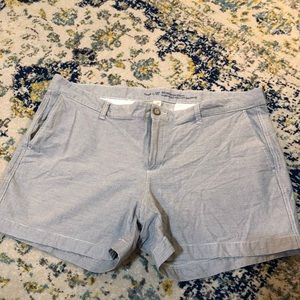 GAP Navy & white 5” short in great condition Sz18